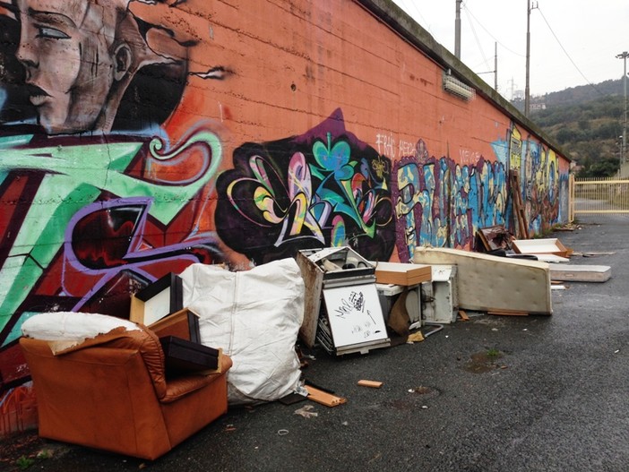 Savona, discarica a cielo aperto nelle aree FS di Lavagnola Savona, discarica a cielo aperto nelle aree FS di Lavagnola