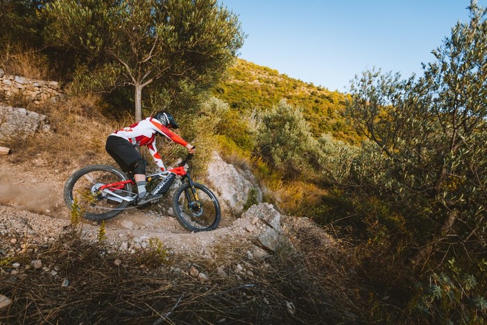 Ducati sceglie i sentieri di Pietra Ligure e della Val Maremola per il lancio delle nuove e-bike