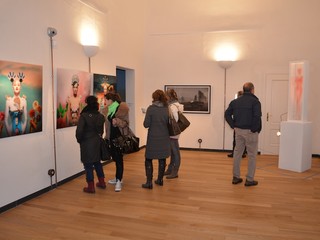 Una delle sale dell’esposizione con le opere del duo Alexanderfelix Una delle sale dell’esposizione con le opere del duo Alexanderfelix
