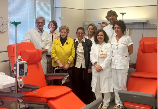 Savona, l’associazione Bianucci dona 4 nuove poltrone all'Oncologia del San Paolo Savona, l’associazione Bianucci dona 4 nuove poltrone all'Oncologia del San Paolo
