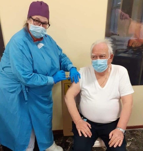 Vaccino anti-Covid per il "presidentissimo" della Croce Bianca Albenga Dino Ardoino Vaccino anti-Covid per il "presidentissimo" della Croce Bianca Albenga Dino Ardoino