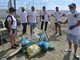 Albissola Marina, volontari Assonautica in spiaggia a “caccia di mozziconi”