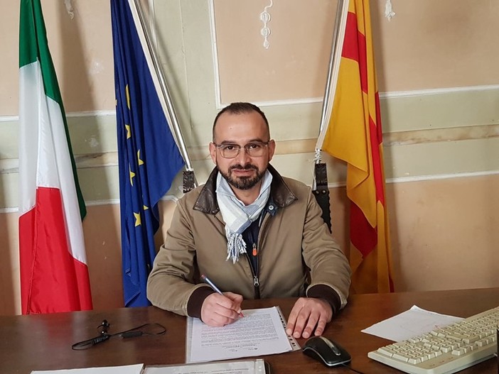 Migranti ad Albenga, Distilo non se ne sta: “Il Consiglio comunale resta convocato in piazza”