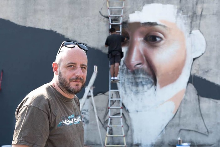 Il gallerista Daniele Decia "conquista" Finalborgo