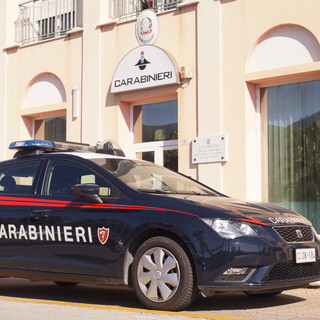 Albenga, prima minaccia e poi aggredisce i carabinieri: 33enne arrestato