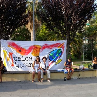 Albenga: a fuoco lo striscione della Musica migrante