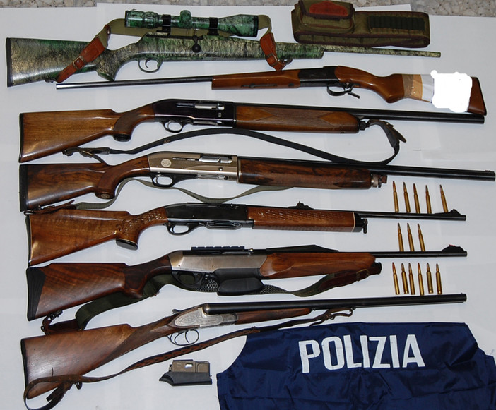 Sequestro di armi a Ceriale: un fucile sotto il banco bar. Altri in una baracca. L'unica arma al suo posto, una balestra da 120 libbre Sequestro di armi a Ceriale: un fucile sotto il banco bar. Altri in una baracca. L'unica arma al suo posto, una balestra da 120 libbre