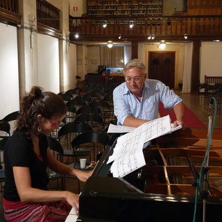 Il compositore Rodrigo Asturias ad Alassio con i pianisti Massimiliano Damerini e Valentina Messa per registrare un doppio cd