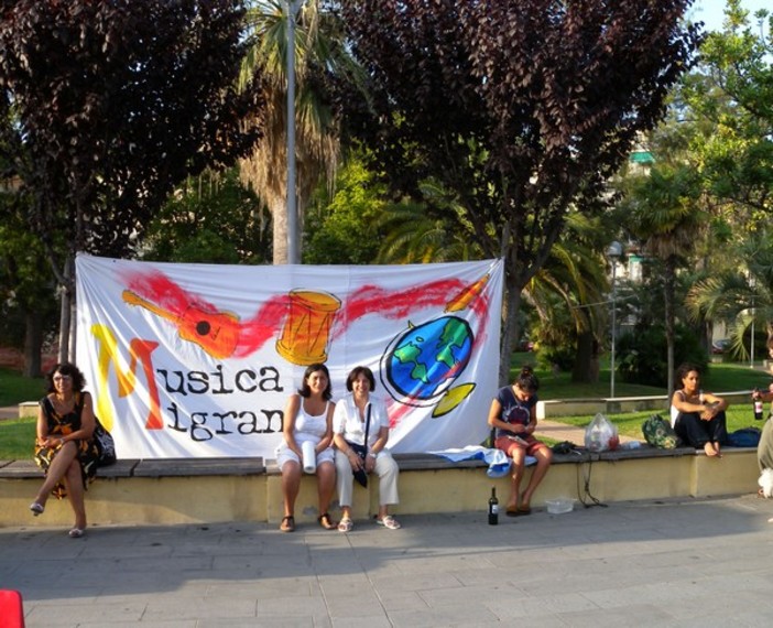 Albenga: a fuoco lo striscione della Musica migrante