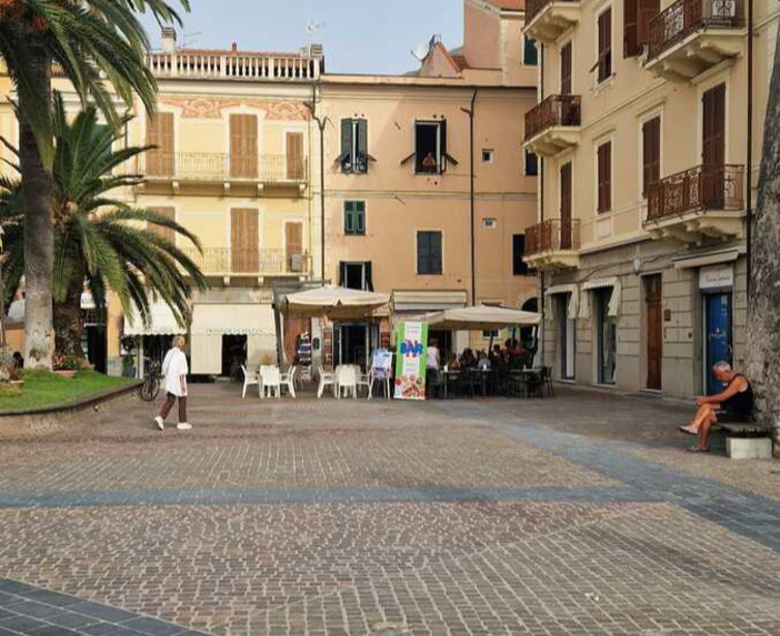 Ceriale, completata la rimozione del dehors in piazza della Vittoria Ceriale, completata la rimozione del dehors in piazza della Vittoria
