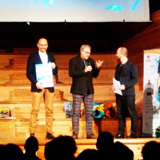 Il sindaco di Bormida ritira il premio "Anello Verde" con il lutto al braccio: "Ogni giorno in Italia muoiono troppi piccoli Comuni"