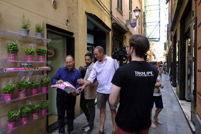 Dario Rigliaco documenta la filiera del basilico in Liguria per un progetto polisensoriale Dario Rigliaco documenta la filiera del basilico in Liguria per un progetto polisensoriale
