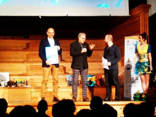 Il sindaco di Bormida ritira il premio "Anello Verde" con il lutto al braccio: "Ogni giorno in Italia muoiono troppi piccoli Comuni"