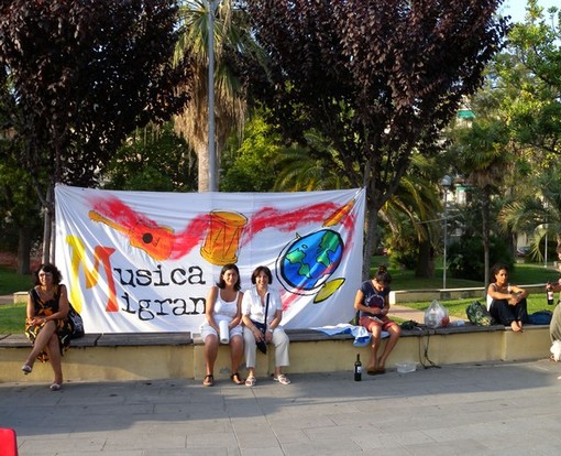 Albenga: a fuoco lo striscione della Musica migrante