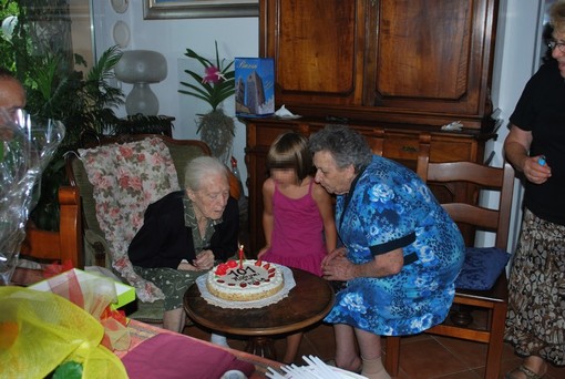 Albenga: nonna Angela festeggia i 101 anni con Carlo Parodi