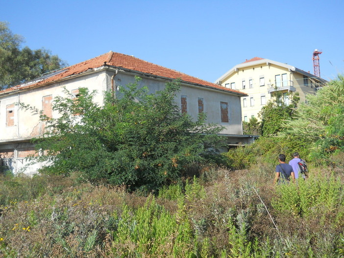 Sequestrata dalla Finanza un’area di 7 mila metri quadri ed un immobile di 400 metri quadri sulla spiaggia di Ceriale (FOTO)