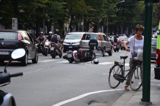 Savona: scooterista travolto in Corso Mazzini. Non sarebbe grave (le foto)