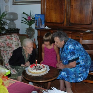 Albenga: nonna Angela festeggia i 101 anni con Carlo Parodi