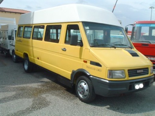Cosseria: presentato il nuovo scuolabus a metano