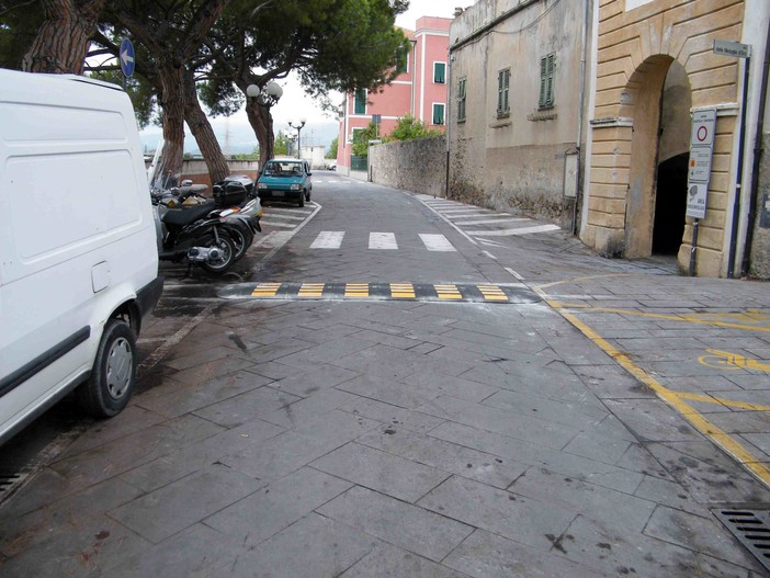 Albenga, installati due dossi rallentatori in via Lungocenta Trento Albenga, installati due dossi rallentatori in via Lungocenta Trento