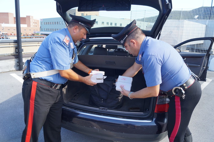 Albenga, sequestrati 15 kg di hashish e 100 dosi di cocaina: in manette un 31enne marocchino