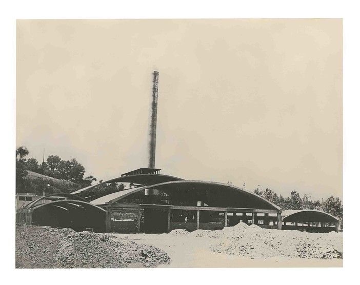 Ieri, oggi e domani. Cinquant'anni anni di vetro nello stabilimento di Dego Ieri, oggi e domani. Cinquant'anni anni di vetro nello stabilimento di Dego