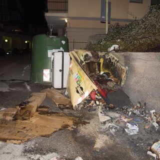 Albissola Marina, cassonetti a fuoco nella notte. Un testimone racconta (le foto)