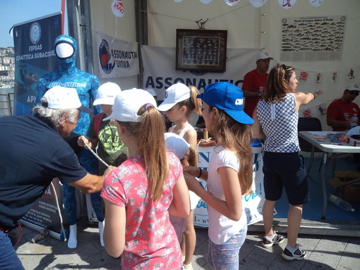 Il gruppo Arti Marinare di Assonautica Savona alla Festa dello Sport nel Porto Antico di Genova e nel progetto “Educamp” del CONI Il gruppo Arti Marinare di Assonautica Savona alla Festa dello Sport nel Porto Antico di Genova e nel progetto “Educamp” del CONI