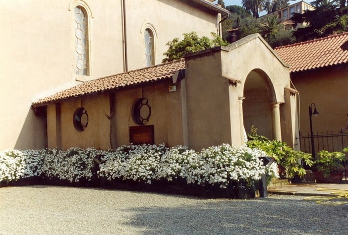 Alassio, riqualificazione per le aree esterne dell'ex chiesa Anglicana: rinascono gli spazi verdi Alassio, riqualificazione per le aree esterne dell'ex chiesa Anglicana: rinascono gli spazi verdi