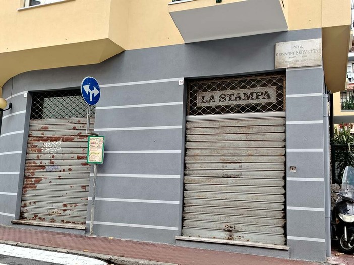 Savona, dopo 30 anni chiude l’edicola di via Servettaz: i gestori vanno in pensione