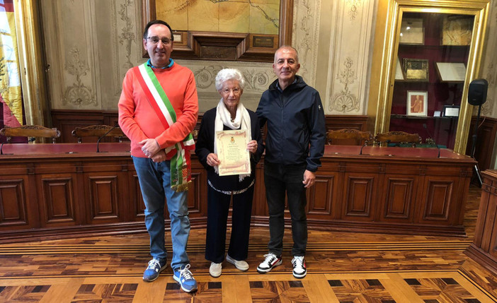 Emilia Ranzani, turista affezionata da 53 anni premiata a Finale Ligure Emilia Ranzani, turista affezionata da 53 anni premiata a Finale Ligure