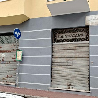 Savona, dopo 30 anni chiude l’edicola di via Servettaz: i gestori vanno in pensione