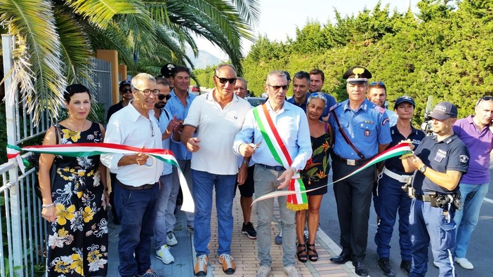 Ennio Fazio tra il sindaco e il vice sindaco Luigi Giordano in occasione dell'inaugurazione della nuova pista ciclopedonale nel luglio 2019