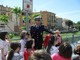Un vigile fa lezione ai piccoli alunni Un vigile fa lezione ai piccoli alunni