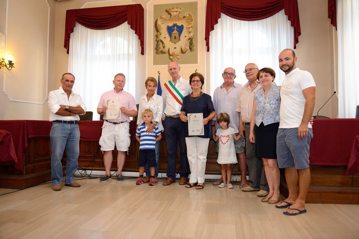 Alassio, il sindaco Canepa premia la fedeltà di turisti Alassio, il sindaco Canepa premia la fedeltà di turisti