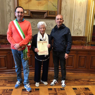 Emilia Ranzani, turista affezionata da 53 anni premiata a Finale Ligure Emilia Ranzani, turista affezionata da 53 anni premiata a Finale Ligure