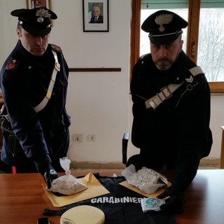 Ben tre etti di eroina purissima nascosti sotto terra, arrestato 46enne carcarese