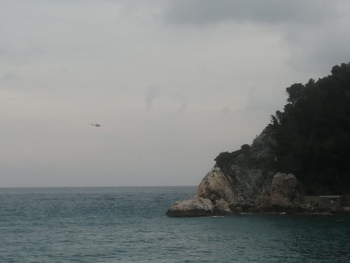 Cadavere in mare a Varigotti: trauma cranico e lesioni interne per la vittima Cadavere in mare a Varigotti: trauma cranico e lesioni interne per la vittima