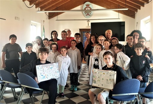 Pietra, “Eco” e “Mare” per bar, ristoranti e chioschi: gli alunni della 4B consegnano le tovagliette da loro realizzate Pietra, “Eco” e “Mare” per bar, ristoranti e chioschi: gli alunni della 4B consegnano le tovagliette da loro realizzate