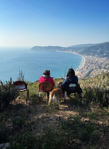 "E siediti un attimo”: arte e natura in dialogo sui sentieri collinari di Alassio "E siediti un attimo”: arte e natura in dialogo sui sentieri collinari di Alassio