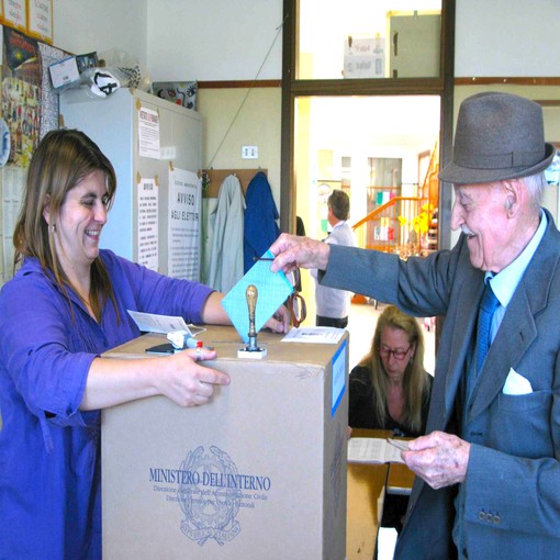 Elezioni: affluenza complessiva in leggero calo - A Milano si profila "la tranvata"