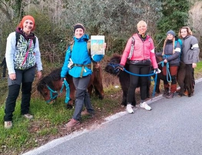 Loano, "trekkinata" urbana e pet-lab per gli ospiti del "Ramella" e gli studenti del "Falcone"