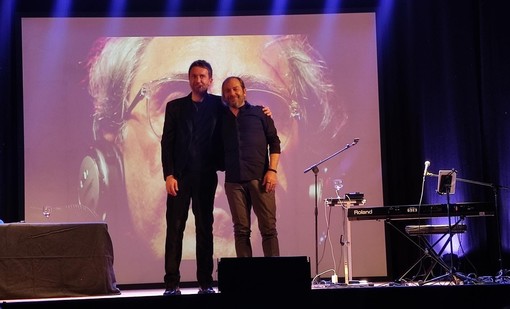 "E ti vengo a cercare", Franco Battiato raccontato da Andrea Scanzi emoziona il teatro Moretti di Pietra Ligure