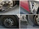 Savona, scoppia una gomma dell'autubus in corso Vittorio Veneto: danneggiata un'auto parcheggiata (FOTO)