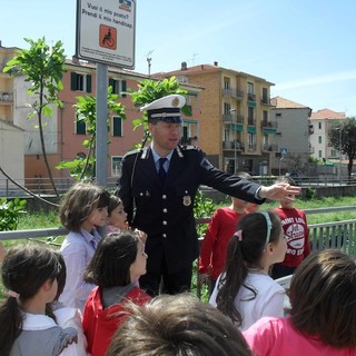 Un vigile fa lezione ai piccoli alunni