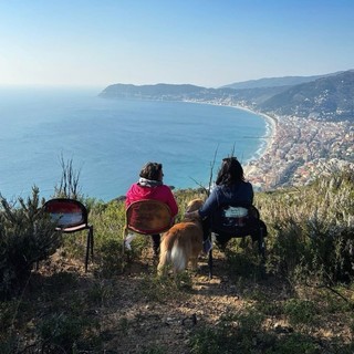 "E siediti un attimo”: arte e natura in dialogo sui sentieri collinari di Alassio