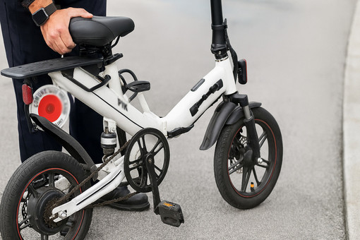 Per quattro agenti della polizia locale un "corso base avanzato" per usare le bici elettriche Per quattro agenti della polizia locale un "corso base avanzato" per usare le bici elettriche