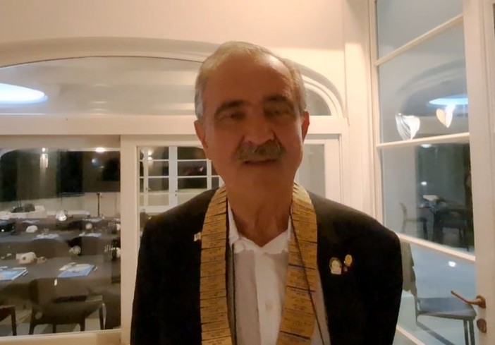 Passaggio di consegne al Rotary Club Savona, Alberto Becchi cede il maglietto ad Eugenio Dotta Passaggio di consegne al Rotary Club Savona, Alberto Becchi cede il maglietto ad Eugenio Dotta