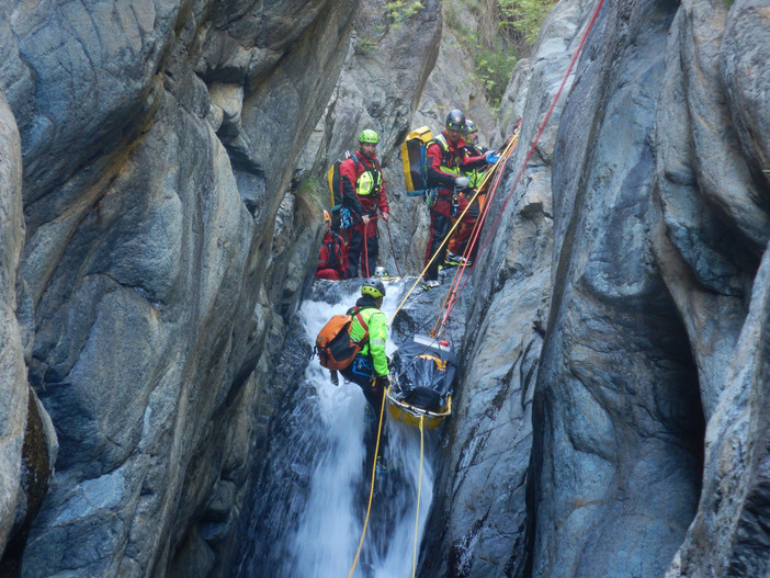 Esercitazione nel Parco del Beigua, in azione il Soccorso Alpino e Speleologico (FOTO) Esercitazione nel Parco del Beigua, in azione il Soccorso Alpino e Speleologico (FOTO)