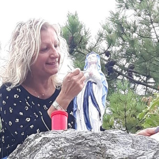 Borghetto: l'assessore Cannonero ripulisce la Madonnina del cimitero Rive